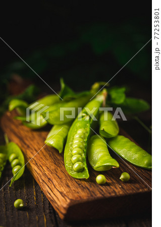 Pods of green peas Pods of green peas 77253801