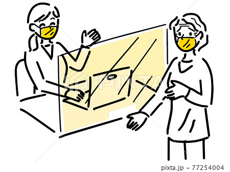 窓口の女性に相談する不安そうな高齢女性 77254004