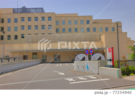 救急外来エントランスと病院の建物 77254940