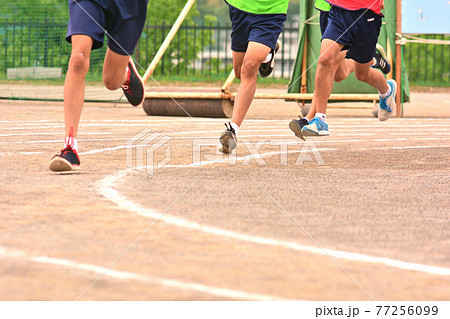 運動会でトラックを走る三人の脚 運動会でトラックを走る三人の脚 77256099
