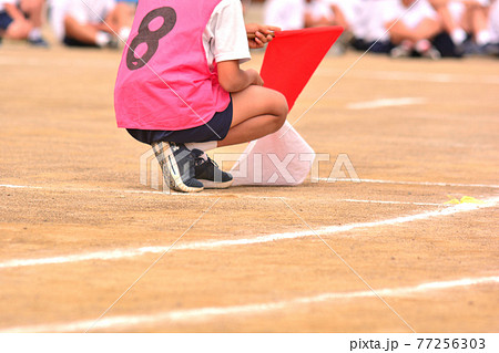 運動会でトラック内に座るラインズマン 77256303