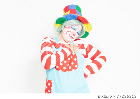 白背景の前に立って、胸に手を当てるピエロ 77256515