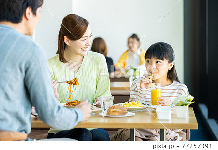 外食する若い家族 外食する若い家族 77257091