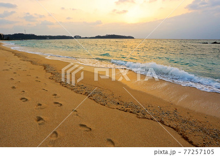 沖縄　夕暮れ時の砂浜　 77257105