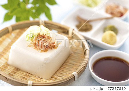 竹ザルに盛った冷や奴 竹ザルに盛った冷や奴 77257810