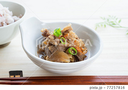 牛肉と玉ねぎの煮付け 牛肉と玉ねぎの煮付け 77257816