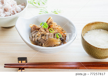 牛肉と玉ねぎの煮付け 牛肉と玉ねぎの煮付け 77257817
