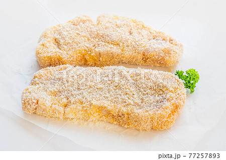 パン粉を付けた豚カツ パン粉を付けた豚カツ 77257893