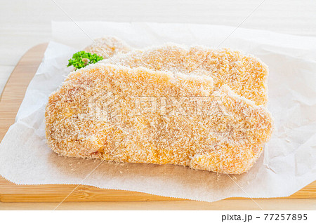 パン粉を付けた豚カツ パン粉を付けた豚カツ 77257895
