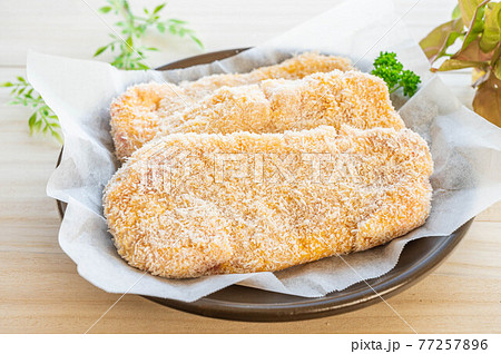 パン粉を付けた豚カツ パン粉を付けた豚カツ 77257896