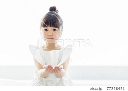 女の子　子供　ポートレート 77258421