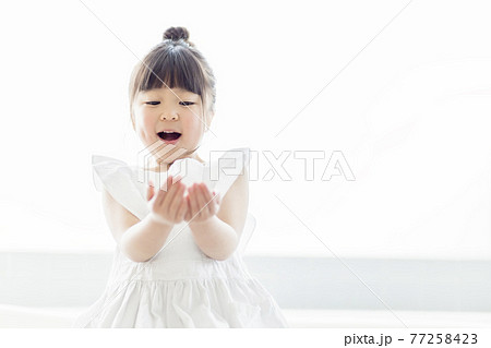 女の子　子供　ポートレート 77258423