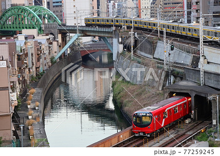 総武線と丸ノ内線・御茶ノ水夕景【東京都千代田区～文京区】 77259245