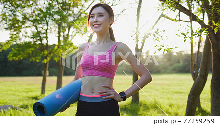 sport woman does yoga 77259259