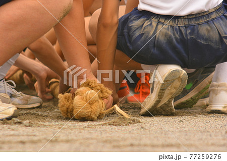 綱引きが始まる前の、生徒たちの後ろ姿 綱引きが始まる前の、生徒たちの後ろ姿 77259276