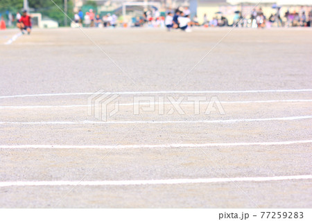 白線がひかれたトラックの運動会風景 白線がひかれたトラックの運動会風景 77259283