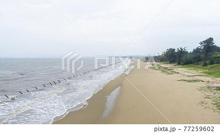 台湾・金門島 砂浜と海岸に設置された防護柵 77259602