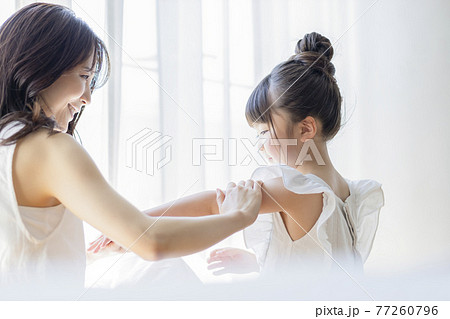 スキンケアをする親子 77260796