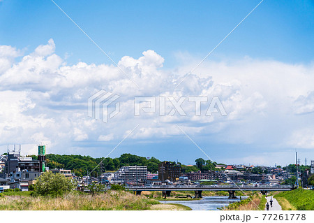 初夏を思わせる雲と春の住宅街 77261778