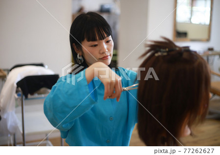 髪を切る練習する美容師　イメージ 77262627