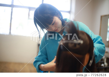 髪を切る練習する美容師　イメージ 77262628