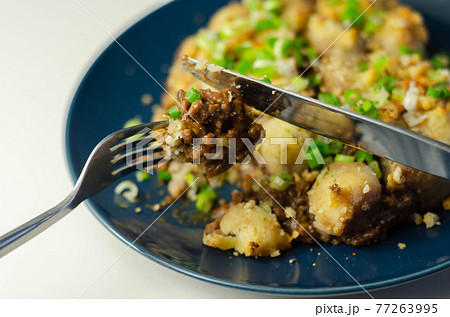 Beef and gravy enriched with a splash of Italian red wine, with creamy mash and finished with a herby cheddar crumb 77263995