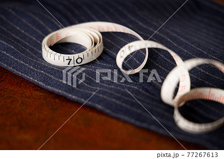 紳士服の生地と巻尺　テーラーイメージ 77267613