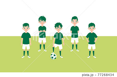 イラスト素材　サッカーをする男の子たち　芝生背景 77268434