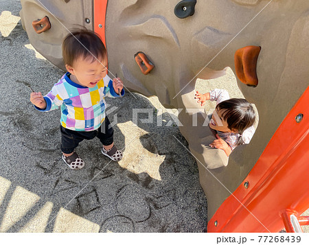 公園の遊具で遊ぶ女の子と男の子 公園の遊具で遊ぶ女の子と男の子 77268439