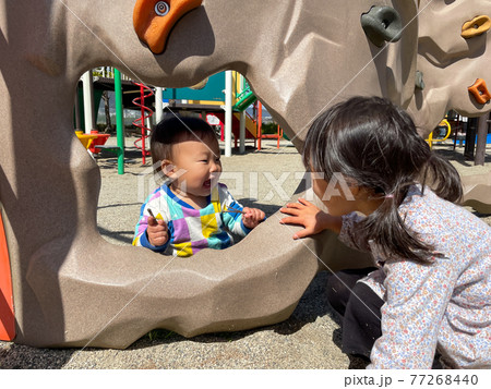 公園の遊具で遊ぶ女の子と男の子 公園の遊具で遊ぶ女の子と男の子 77268440