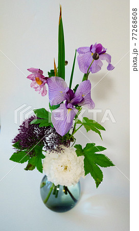 子供の日に菖蒲と芍薬のブーケを花瓶にオシャレに生けたの写真素材