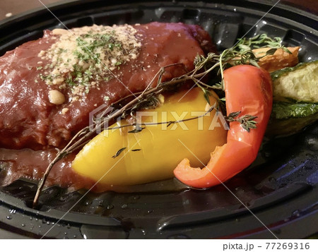 おいしいデミグラスソースハンバーグ弁当 写真素材 おいしいデミグラスソースハンバーグ弁当 写真素材 77269316