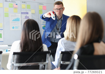 Business coach provides training on quick start in business Business coach provides training on quick start in business 77269321