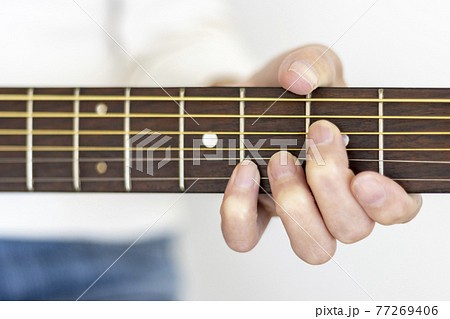 ギターの練習をするシニア女性のイメージ（60代、日本人） 77269406
