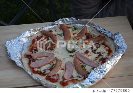 キャンプ飯のピザ 77270809