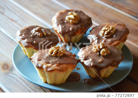 Walnut cupcakes with cocoa topping 77272697