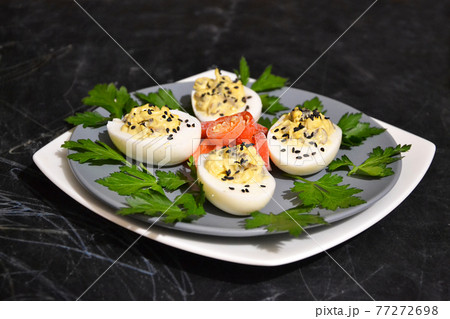 Stuffed chicken eggs with sauce, sesame and parsley 77272698
