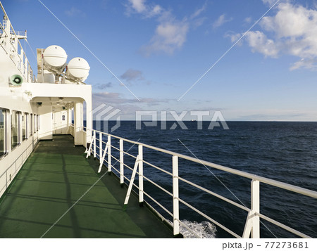 船旅～船上から眺める青い海 77273681