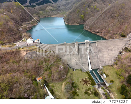 春の北海道函館市新中野ダムとダム公園の風景を空撮 77278227
