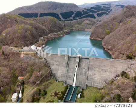 春の北海道函館市新中野ダムとダム公園の風景を空撮 77278228