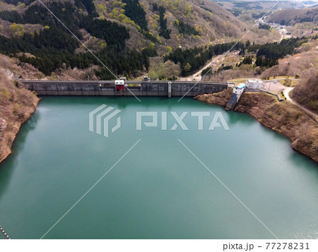 春の北海道函館市新中野ダムとダム公園の風景を空撮 77278231