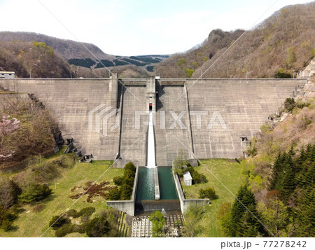 春の北海道函館市新中野ダムとダム公園の風景を空撮 77278242