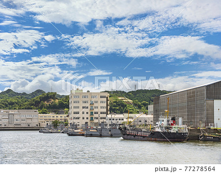 [神奈川・横須賀] 横須賀海軍の長浦港に停留中の日本海上自衛隊の曳船タグボートと背景に畠山と乳頭山。 77278564