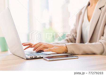 ビジネス女性 パソコンをタイピングする手元　顔なし 77279203