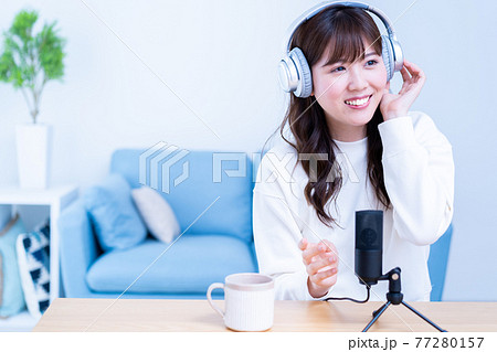 リビングで歌う若い女性 リビングで歌う若い女性 77280157