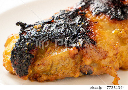 調理失敗例写真。焦げすぎた鶏肉。 調理失敗例写真。焦げすぎた鶏肉。 77281344