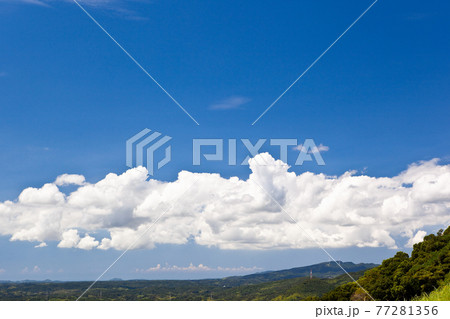 夏空と白い雲 夏空と白い雲 77281356