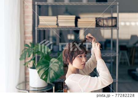 ジェンダーレス　LGBT 男の子みたいな女の子　髪を切る女性 77282228