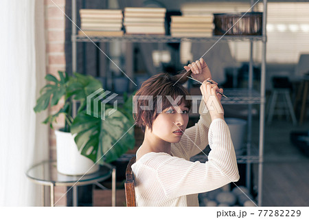 ジェンダーレス　LGBT 男の子みたいな女の子　髪を切る女性 77282229