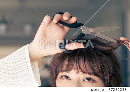 ジェンダーレス　LGBT 男の子みたいな女の子　髪を切る女性 77282233